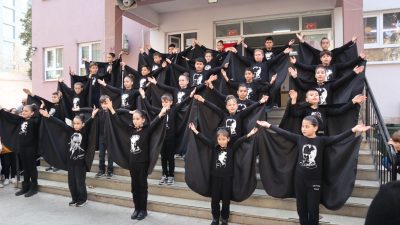 Atatürk’ün ebediyete intikalinin 87. yılında Bandırma Hürriyet İlkokulu’nda düzenlenen anma