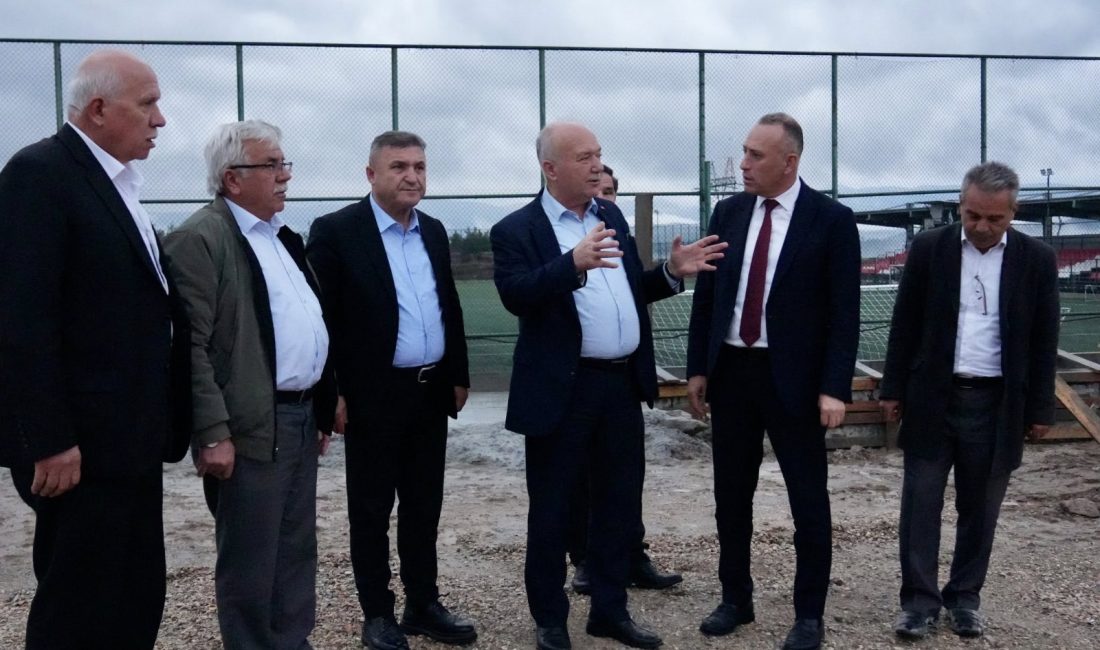Gençlerle bir araya Gelen Özalp ve Bahçıvan tesisleri inceledi Balıkesir Gençlik ve Spor İl Müdürü ve Dursunbey Belediye Başkanı,