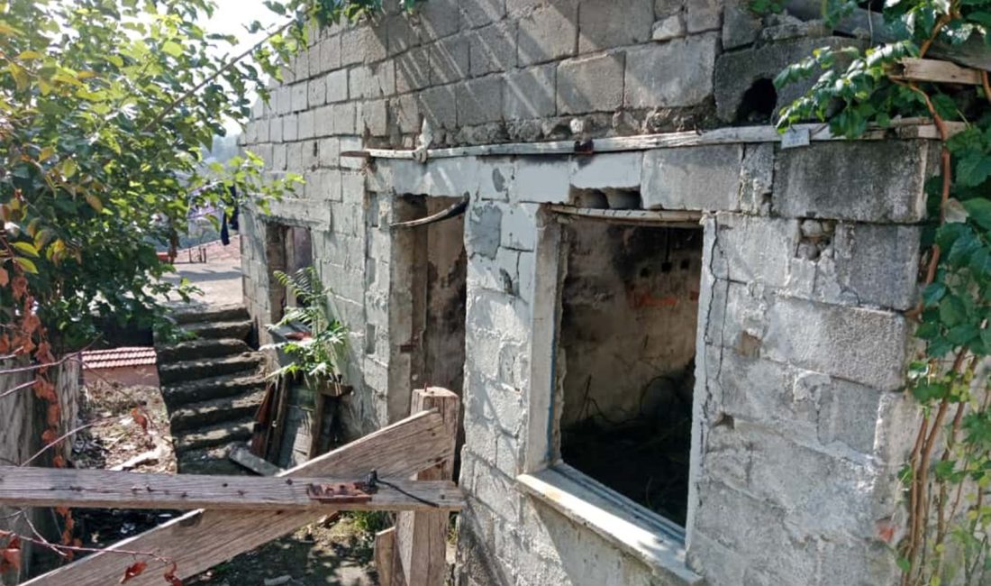 Susurluk Belediyesi’nden vatandaşa prefabrik ev desteği Susurluk Belediye Başkanı Hakan Yıldırım, Başkan Yardımcısı Taylan Akoğlan ve