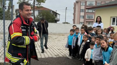 Balıkesir İtfaiyesi ekipleri, Bandırma Aksakal İlkokulu’nda öğrencilere yangın anında güvenli