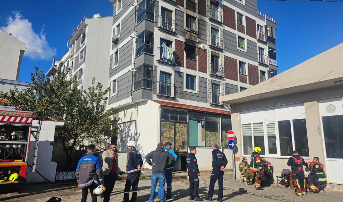 600 Evler Mahallesi’nde apartman dairesinde yangın paniği Bandırma’da 5 katlı bir apartmanın 3’üncü katında yangın meydana geldi.