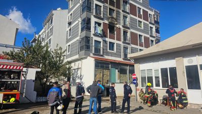 Bandırma’da 5 katlı bir apartmanın 3’üncü katında yangın meydana geldi.
