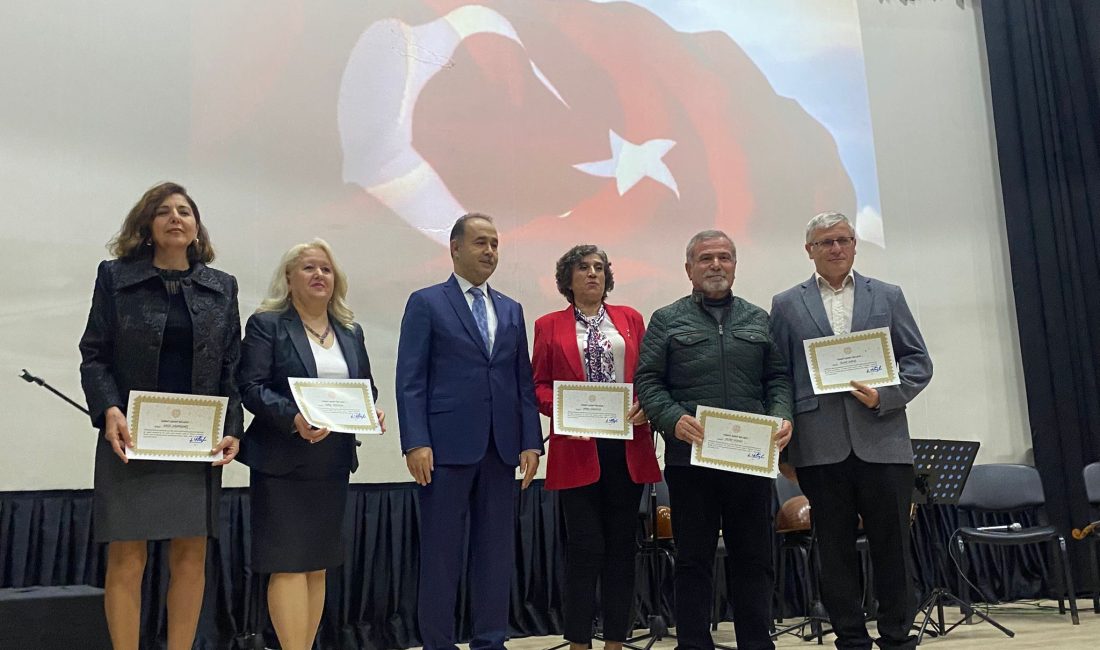 Bandırma’da 24 Kasım Öğretmenler Günü törenle kutlandı Bandırma’da Öğretmenler Günü, çelenk sunumu, konuşmalar ve kültürel gösterilerle çeşitli