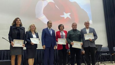 Bandırma’da Öğretmenler Günü, çelenk sunumu, konuşmalar ve kültürel gösterilerle çeşitli