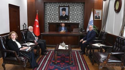 Bandırma Belediye Başkanı Dursun Mirza, beraberindeki heyetle Balıkesir Valisi İsmail