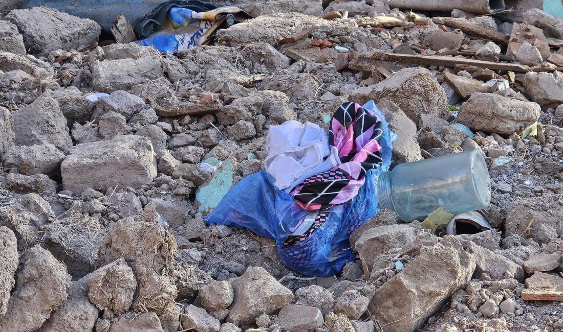 Sındırgı’da yıkım çalışmaları sürüyor Sındırgı ilçesinde meydana gelen 6,1 büyüklüğündeki depremlerin ardından ağır hasarlı
