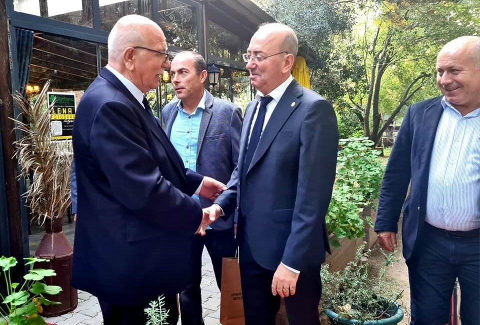 Bakkallar ve Bayiler Esnaf Odası, yıllardır hizmet veren esnafları plaket