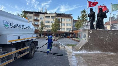 Gönen Belediyesi ekipleri, ilçe genelinde yol, parke taşı, yağmur suyu