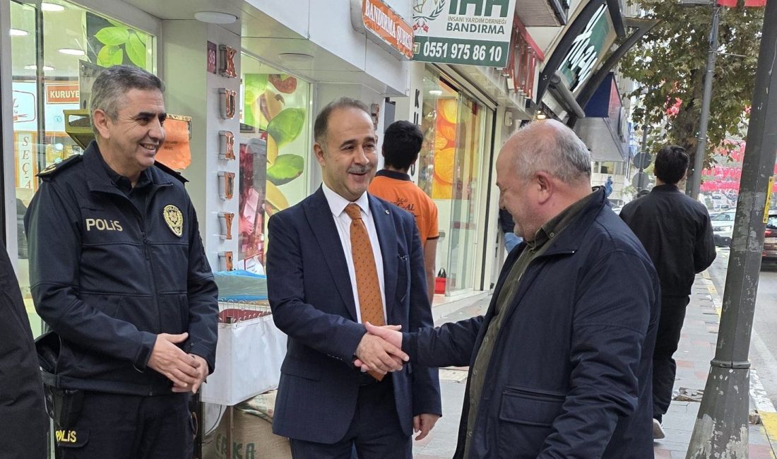 Bandırma’da çarşı esnafını ziyaret eden Kaymakam Engin Aksakal ve İlçe