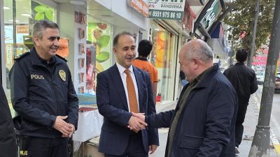 Bandırma’da çarşı esnafını ziyaret eden Kaymakam Engin Aksakal ve İlçe