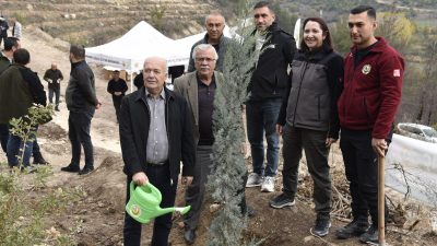 Milli Ağaçlandırma Günü kapsamında düzenlenen fidan dikim etkinlikleri, yağış nedeniyle