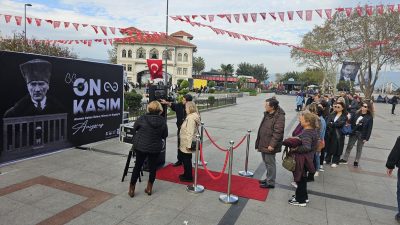 Bandırma Belediyesi’nin “Her Anımızda On’u Yaşatıyoruz” sloganıyla düzenlediği 10 Kasım