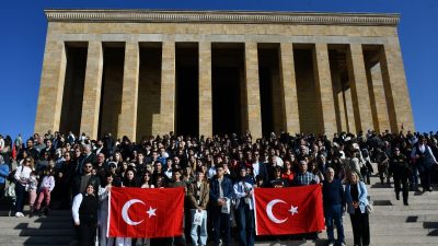 Balıkesir Büyükşehir Belediyesi Gençlik Merkezlerindeki öğrenciler tarafından Ulu Önder’imiz Gazi