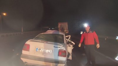 Susurluk’ta seyir hakindeki otomobil önde giden tıra arkadan çarptı. Kaza