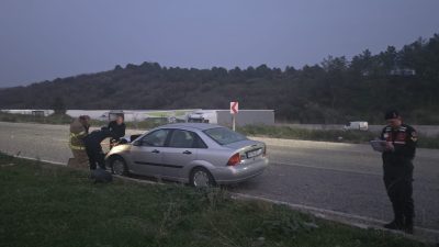 Gönen-Bandırma kara yolunda meydana gelen trafik kazasında 3 kişi yaralandı.