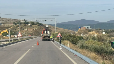 Bandırma–Erdek karayolunda sürücü güvenliği için yol kenarlarına bariyerler yerleştiriliyor. Karayolları