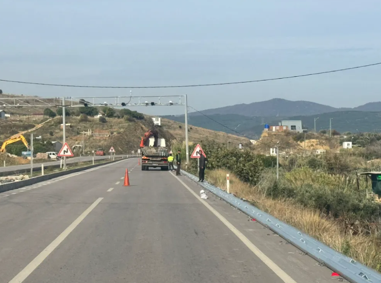 Bandırma–Erdek karayolunda sürücü güvenliği için yol kenarlarına bariyerler yerleştiriliyor. Karayolları