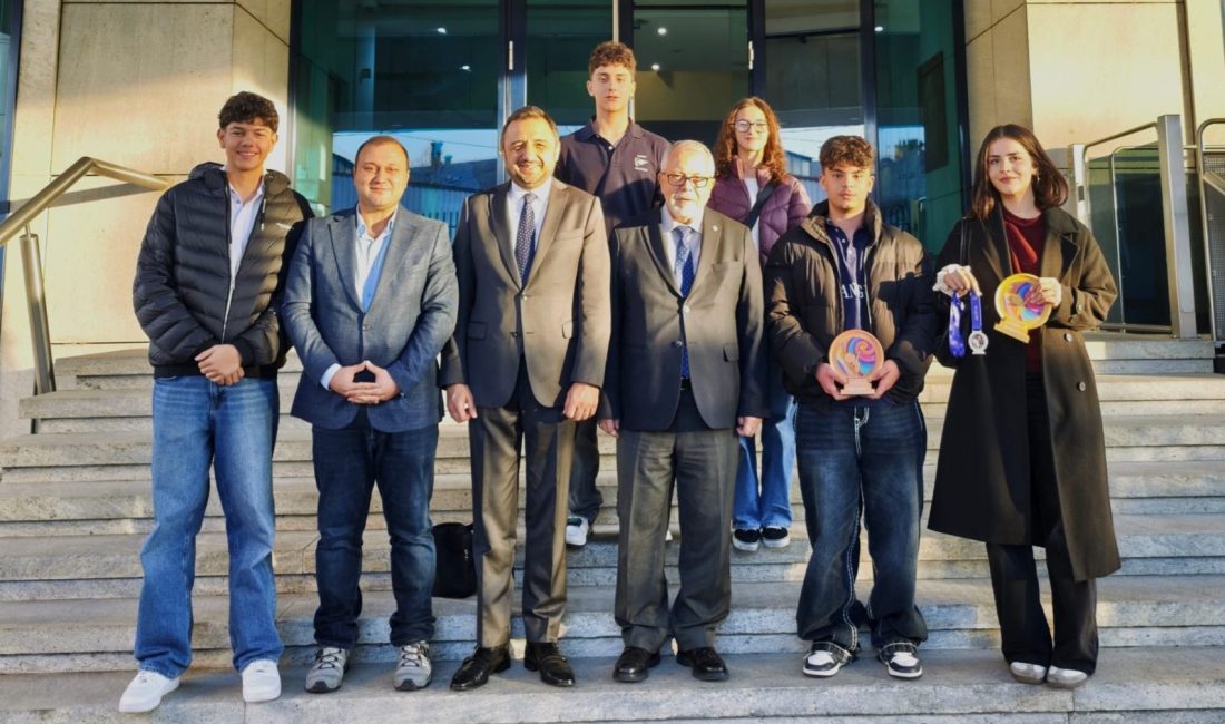 Balıkesir Robotik Takımı Avrupa’dan altın ve bronz madalyayla döndü Balıkesir İl Millî Eğitim Müdürlüğü Robotik Takımı, Bosna-Hersek’in Travnik şehrinde