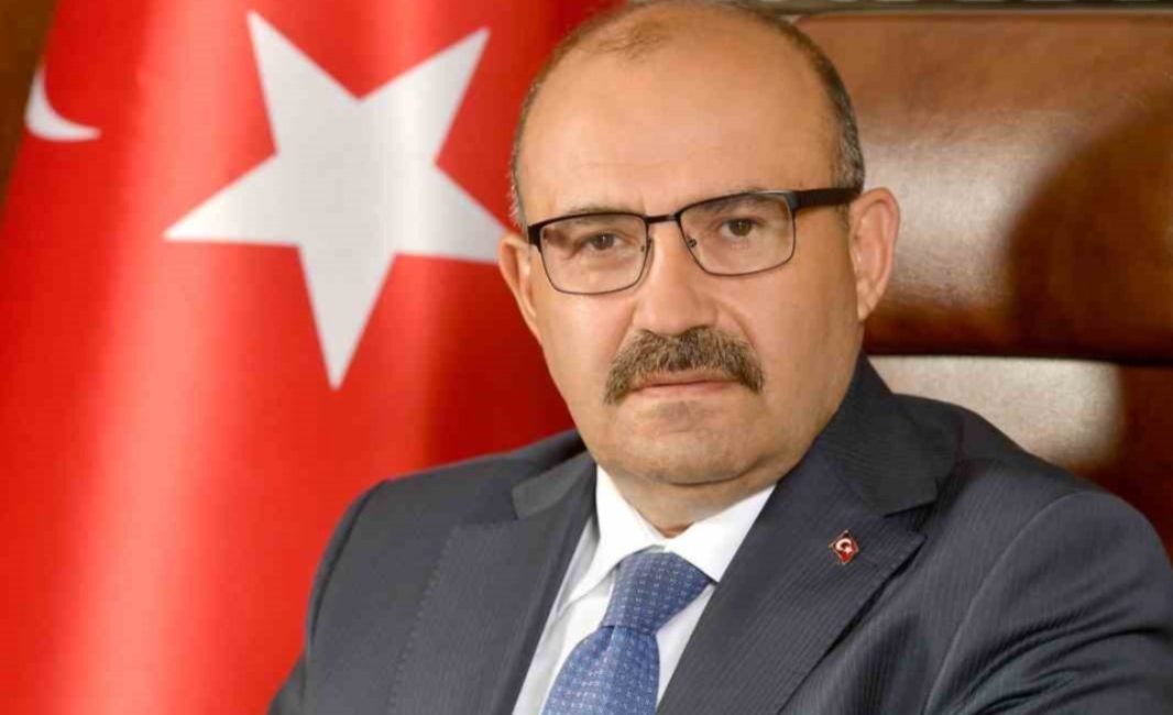 Balıkesir Valisi Ustaoğlu öğretmenlere teşekkür etti Balıkesir Valisi İsmail Ustaoğlu, yayımladığı 24 Kasım mesajında öğretmenlerin fedakârlıkla