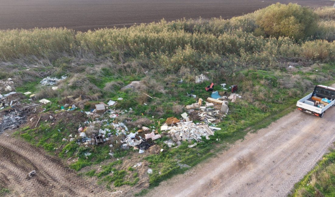 Bandırma’da kaçak çöp dökümü endişe yaratıyor Doğanpınar Mahallesi ile Külefli yolu arasında çevre kirliliği dikkat çekiyor.