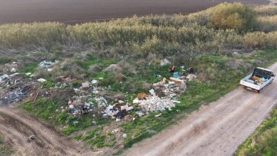 Doğanpınar Mahallesi ile Külefli yolu arasında çevre kirliliği dikkat çekiyor.