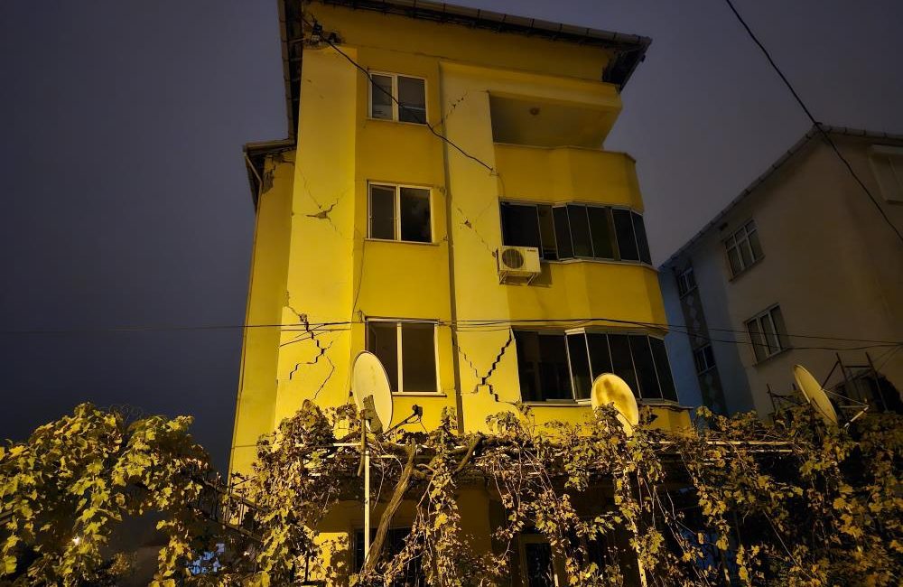Balıkesir gece boyu sallandı Balıkesir, sabah 05.58’de 4.5 büyüklüğündeki deprem ile sallandı. Gece ise