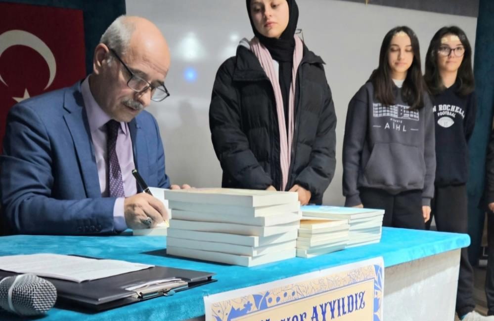 Balıkesirli öğretmen yazar Dilaver Ayyıldız’dan çocuklara şiir kitabı Balıkesirli öğretmen yazar Dilaver Ayyıldız 4. kitabı ‘Çocuk Şiirleri’ yayımlandı.