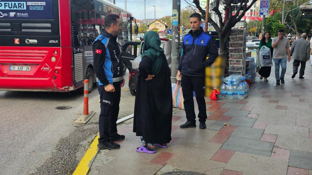 Bandırma’da zabıta ekipleri, vatandaşların duygularını istismar ederek dilenen bir kadını