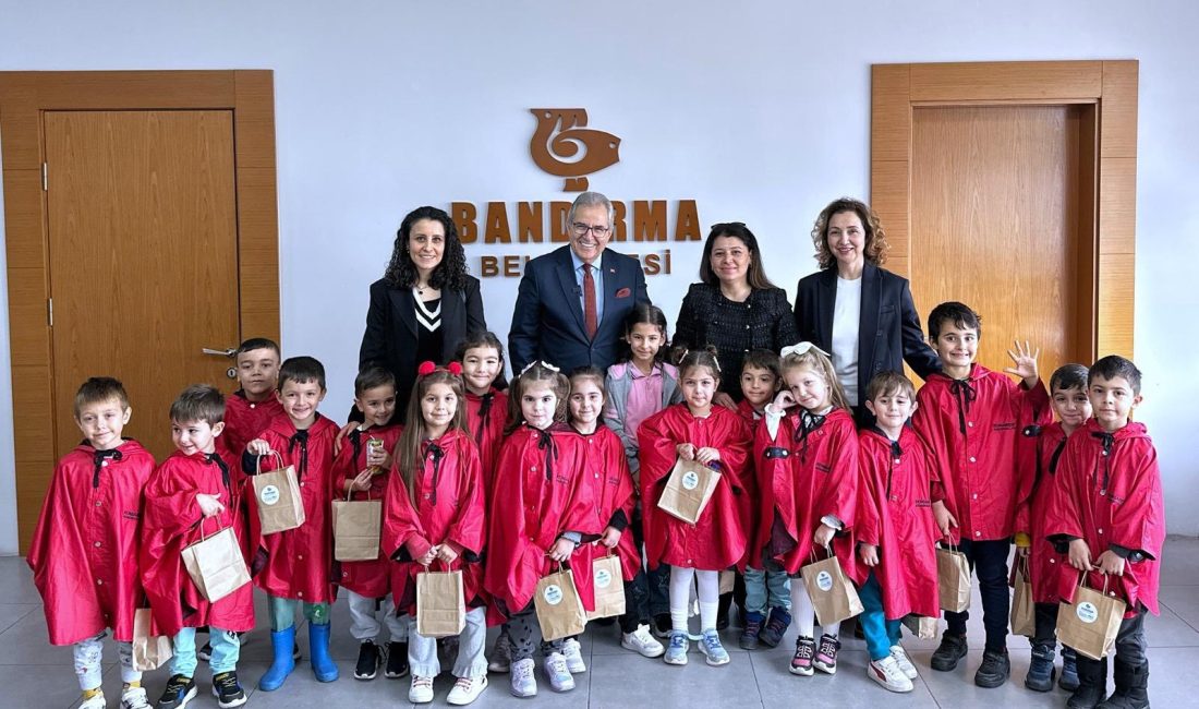 Bandırma Belediye Başkanı Mirza, Rengarenk Anaokulu öğrencileriyle bir araya gelerek