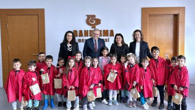 Bandırma Belediye Başkanı Mirza, Rengarenk Anaokulu öğrencileriyle bir araya gelerek