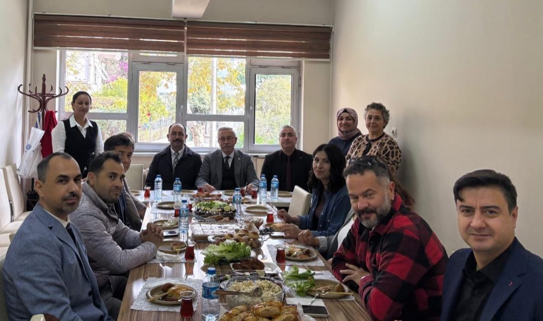 Erdek Belediye Başkanı Burhan Karışık, Halitpaşa İlkokulu’nun düzenlediği kermeste velilerle