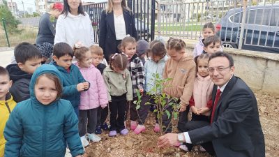 Bandırma’da düzenlenen ağaçlandırma etkinliğinde minik öğrenciler, “Geleceğe nefes” diyerek fidan
