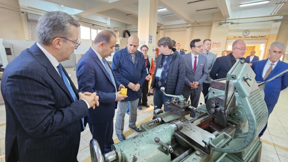 Bandırma’da istihdam garantili torna ve CNC kursu başladı Bandırma Halk Eğitimi Merkezi ile Bandırma Ticaret Odası iş birliğinde