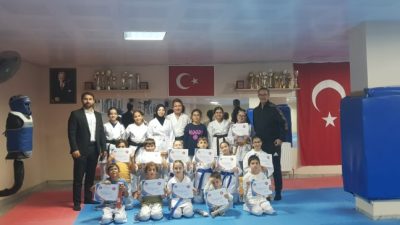 Bandırma’da düzenlenen kemer terfi sınavında başarılı olan karateciler, sertifikalarını ve