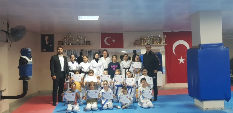 Bandırma’da düzenlenen kemer terfi sınavında başarılı olan karateciler, sertifikalarını ve