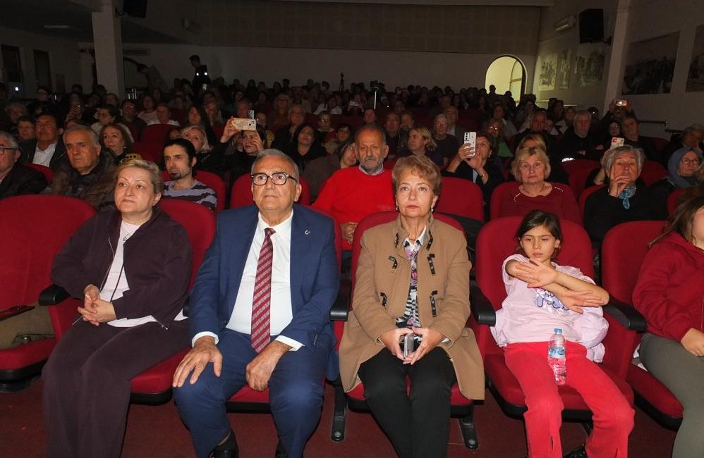 Burhaniye Kent Konseyi Çok Sesli Kadın Korosu’nun 25 Kasım Kadına