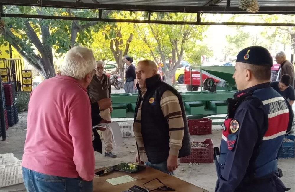 Zeytin hırsızlıklarının karşı denetim Zeytin hasadının başlamasıyla birlikte Edremit Kaymakamlığı talimatlarıyla kurulan komisyon tarafından