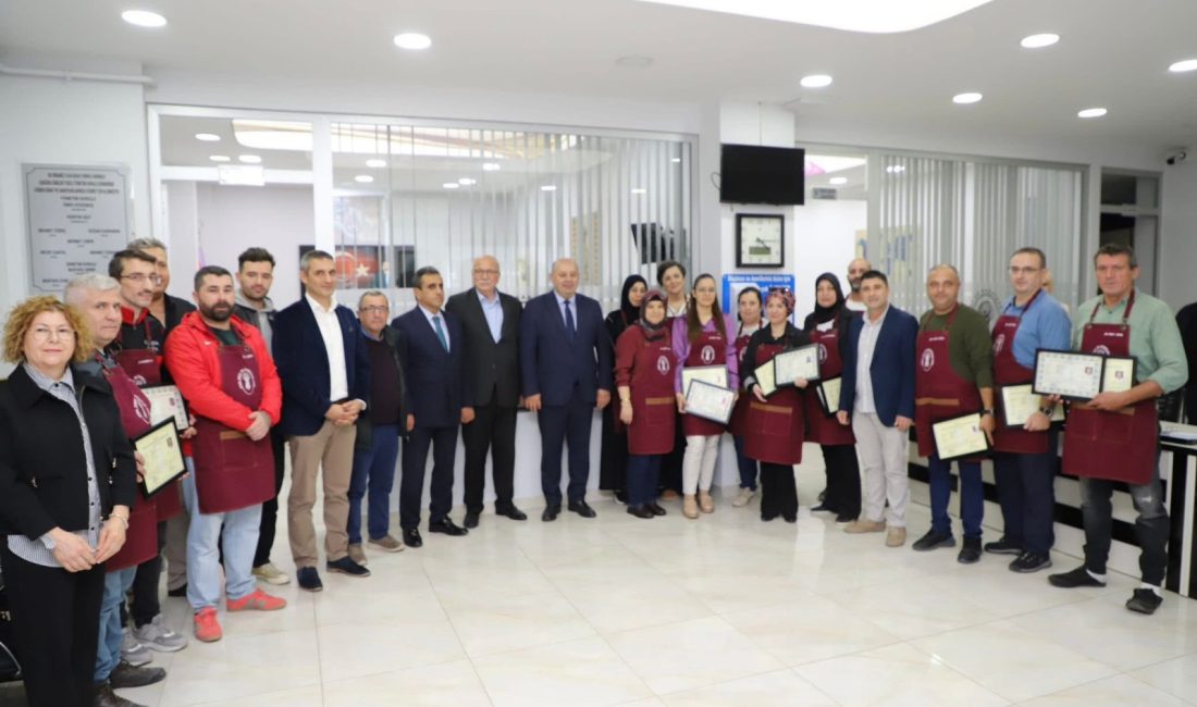 Gönen’de üreten kursiyerlere başarı belgesi Gönen’de Esnaf ve Çıraklık Eğitim Merkezi iş birliğiyle gerçekleştirilen kursu