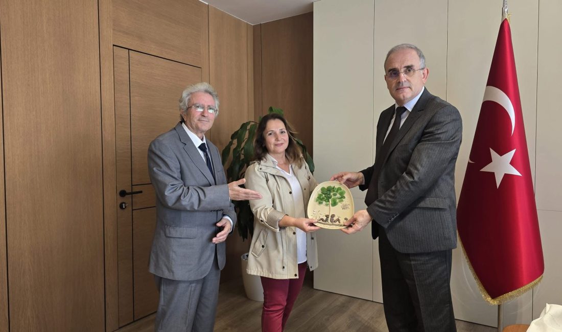 Ressam Remzi Özkara ve Resim Öğretmeni Münevver Bülbül, üniversitenin sanatsal
