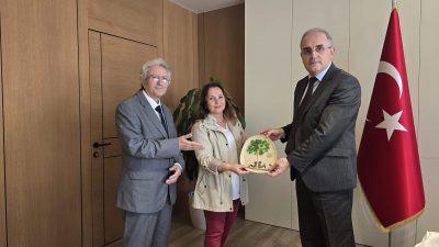 Ressam Remzi Özkara ve Resim Öğretmeni Münevver Bülbül, üniversitenin sanatsal