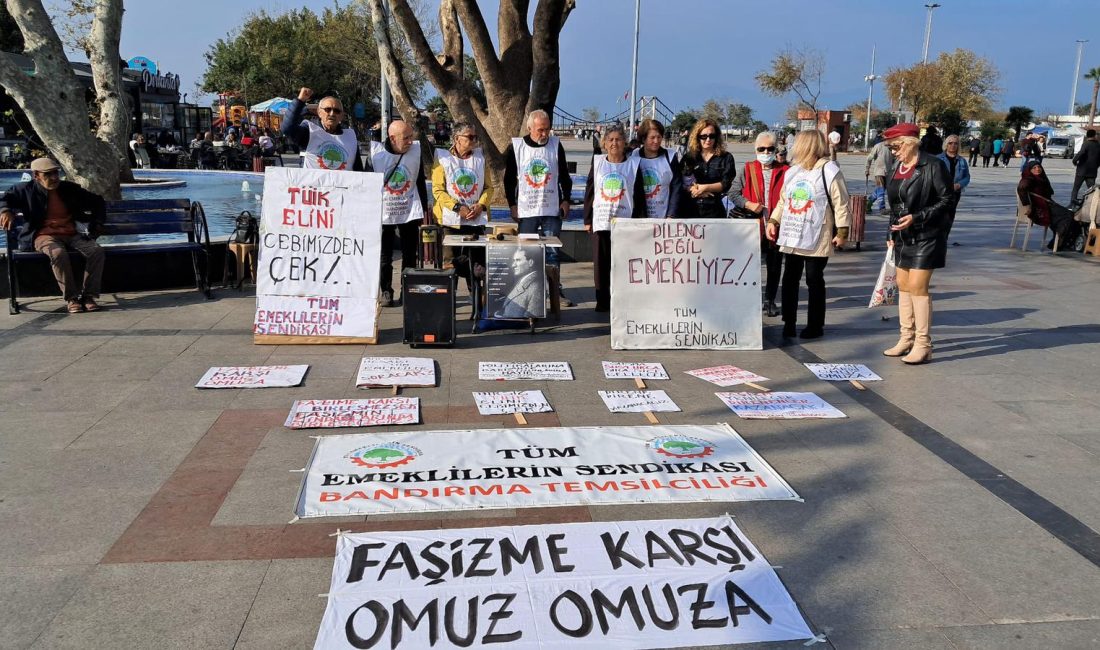 Tüm Emeklilerin Sendikası Bandırma Temsilciliği, Cumhuriyet Meydanı’nda basın açıklaması yaparak
