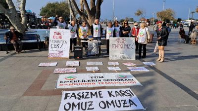 Tüm Emeklilerin Sendikası Bandırma Temsilciliği, Cumhuriyet Meydanı’nda basın açıklaması yaparak