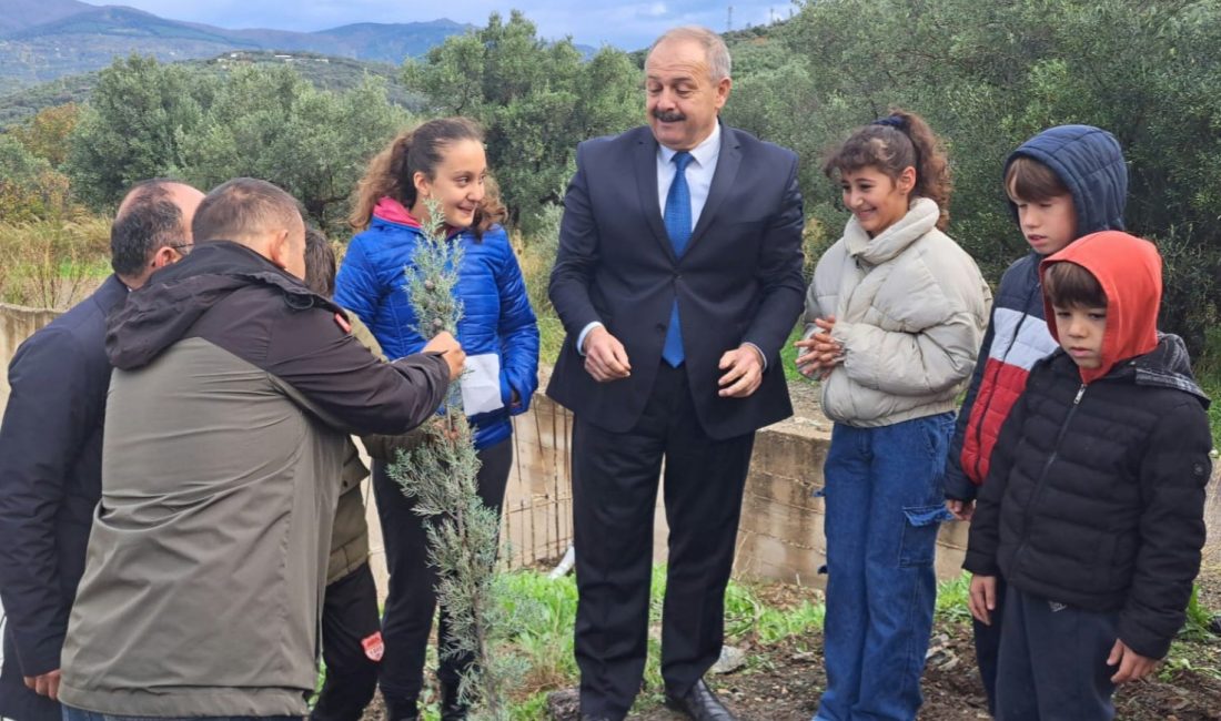 Erdek Kaymakamı Hasan Göç, çevre duyarlılığını artırmak amacıyla gerçekleştirilen fidan