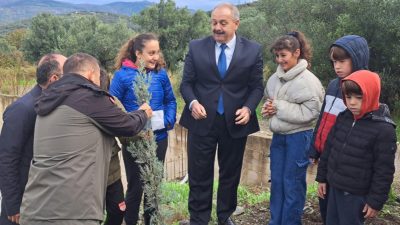 Erdek Kaymakamı Hasan Göç, çevre duyarlılığını artırmak amacıyla gerçekleştirilen fidan