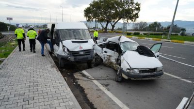 Havran’da  işçileri taşıyan minibüs ile otomobilin çarpışması sonucu bir kişi