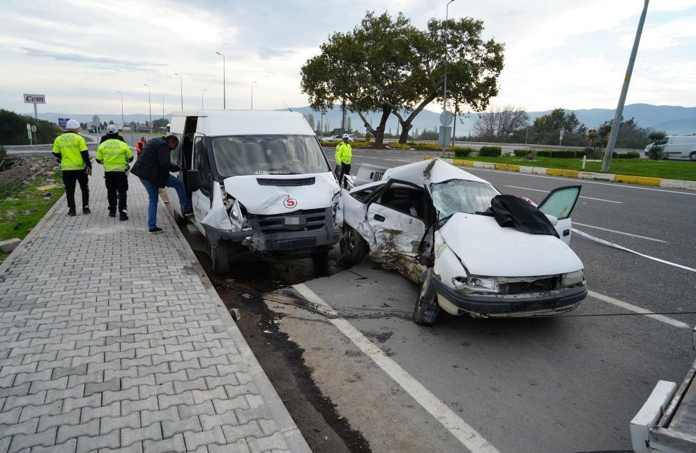 Havran’da  işçileri taşıyan minibüs ile otomobilin çarpışması sonucu bir kişi