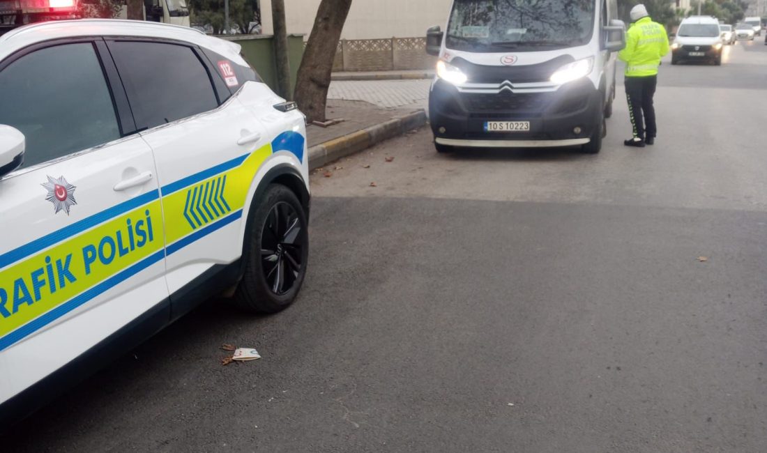 Bandırma’da polis ekiplerinden öğrenci güvenliği denetimi Bandırma İlçe Emniyet Müdürlüğü ekipleri, Ekim ayı boyunca okul çevrelerinde