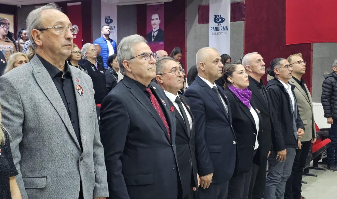 “Bir Devrimcinin Güncesi” Bandırma’da izleyicisiyle buluştu Cumhuriyetin kurucusu Gazi Mustafa Kemal Atatürk’ün kaleminden dökülen satırlarla hazırlanan