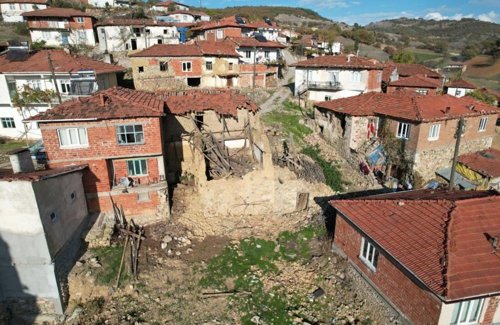 Masalsı köy yıkımın başkenti oldu Sındırgı ‘da 27 Ekim’de meydana gelen 6 büyüklüğündeki depremin ardından