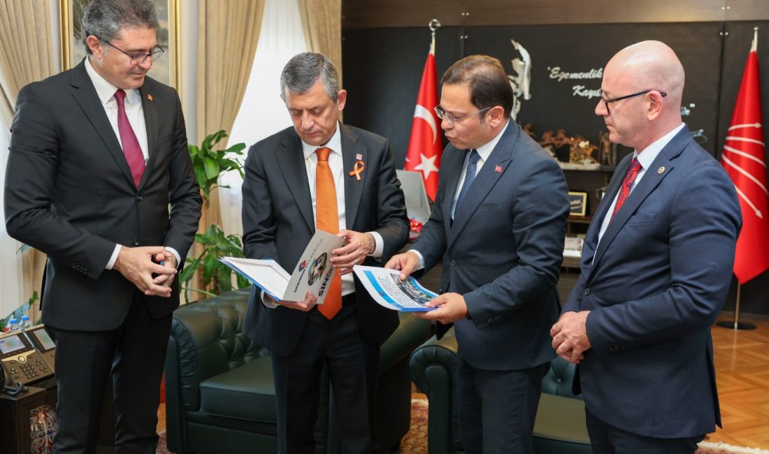 Sındırgı’daki depremler için hazırlanan rapor Özgür Özel’e sunuldu Depremlerle sarsılan Sındırgı için hazırlanan rapor CHP Genel Başkanı Özgür